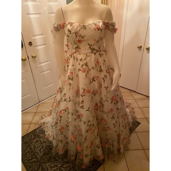 Stunning Floral Off-shoulder Flowy Plus Size Ballgown Engagement / Prom Dress - Picture 3 of 6